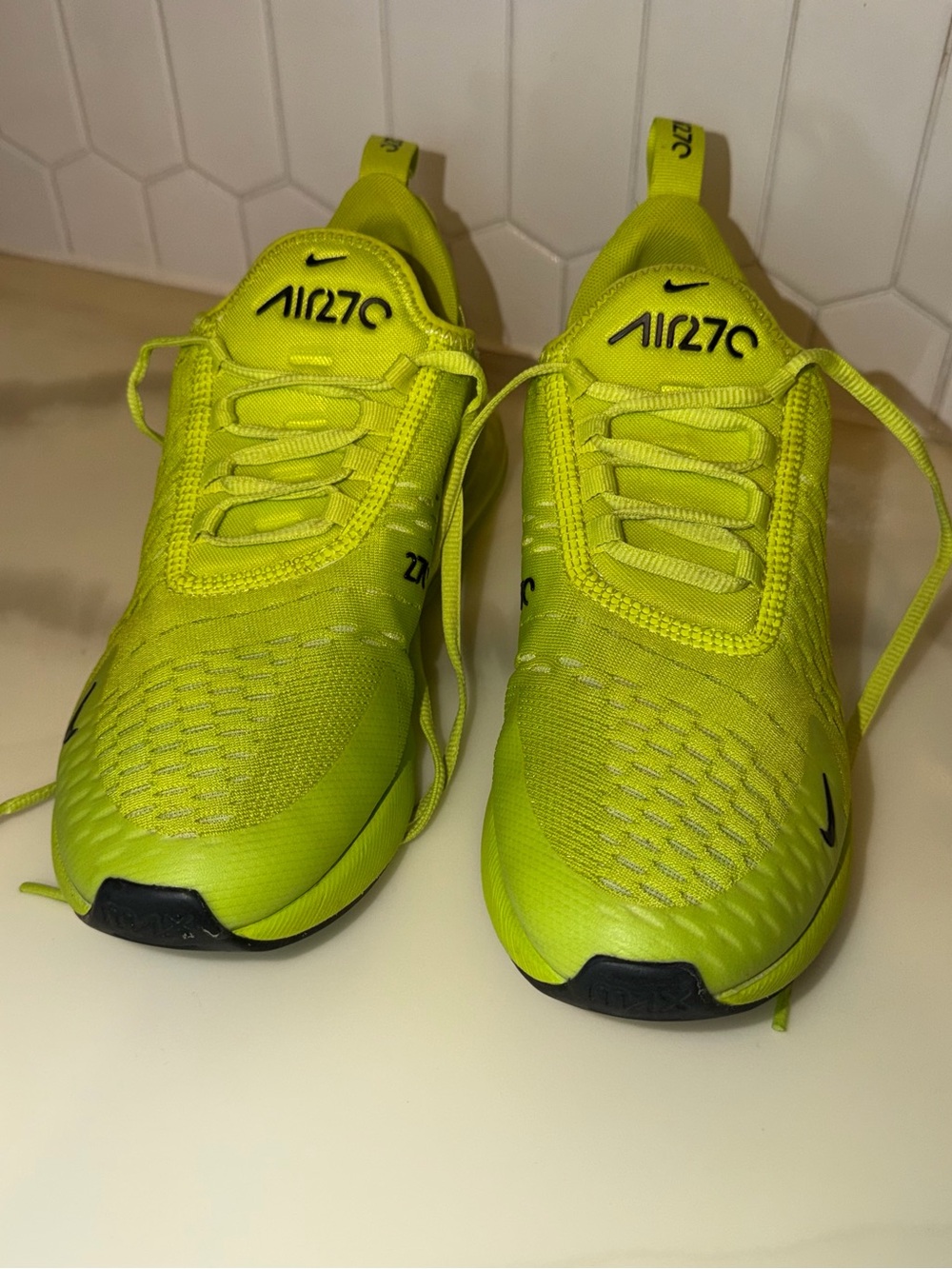 Nike Air Max 270 in Neon Yellow with Black Swoosh - Picture 3 of 9